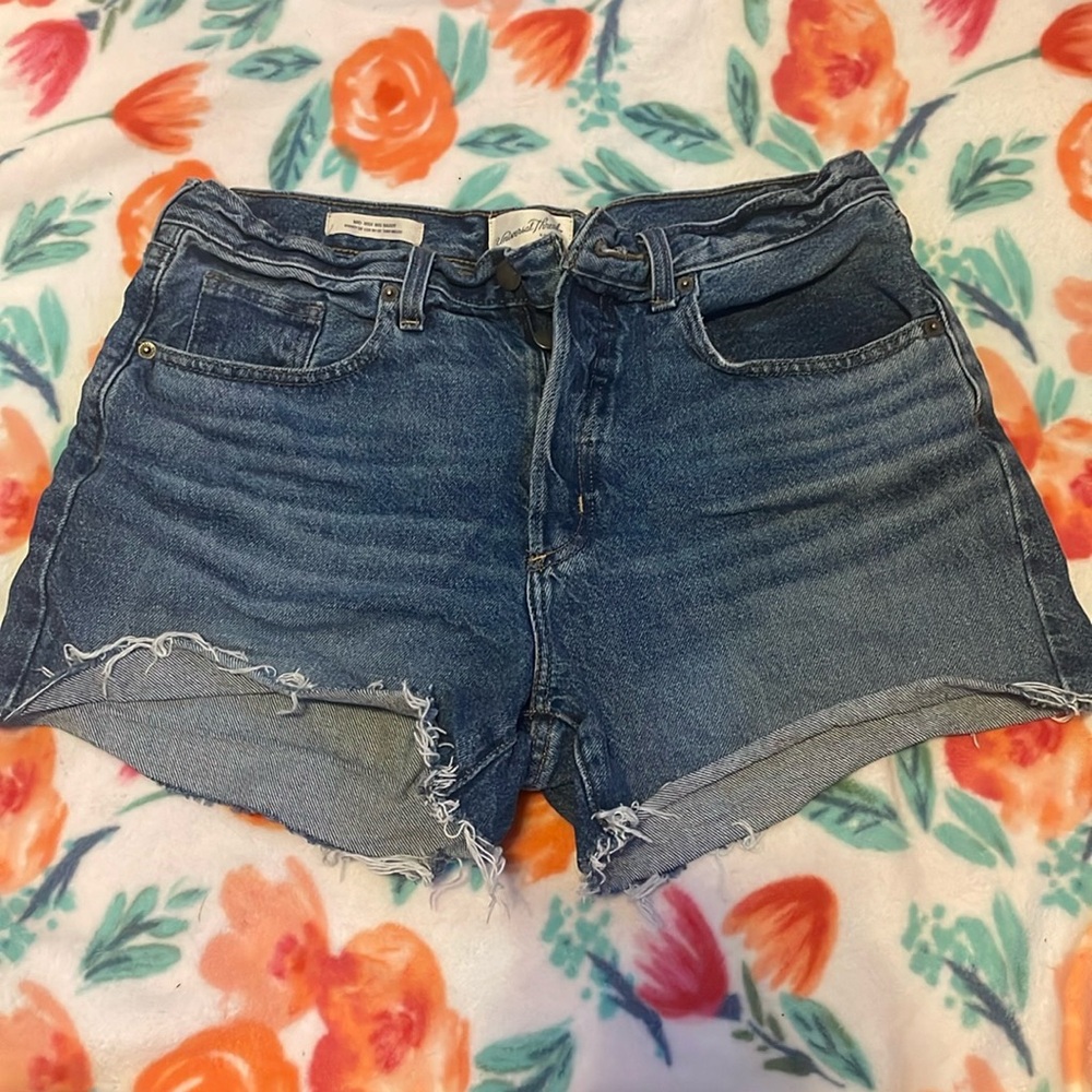 Universal Thread Mid-Rise 90s baggy jean shorts